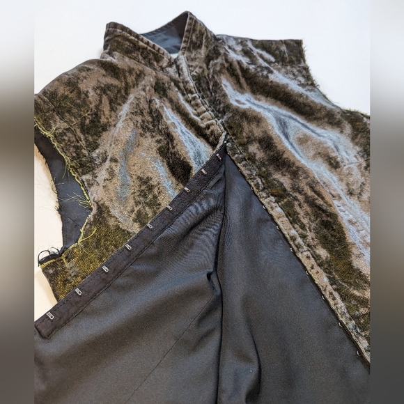 Size 10 sleeveless corset vest, tailored to accentuate waist & bust,cotton lined - Picture 9 of 15